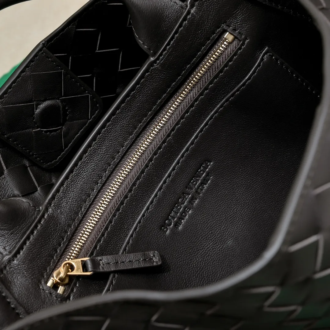 Batch 1960 #Bottega Veneta new horizontal Andiamo handbag, many stars have the same style 🎈 Classic full-body leather weaving with golden rope buckle, stable and chic enough [proud] The whole body is made of Nappa sheep leather, comfortable, soft and dynamic. The sliding metal rope buckle can adjust the shoulder strap, single shoulder / handbag / crossbody, multiple carrying methods, large bag capacity, suitable for commuting / daily / travel This bag is divided into small/medium/large sizes. There is always one that suits you, so take me with you🎀🎀 Size: 29x18x10 Model: 6463#